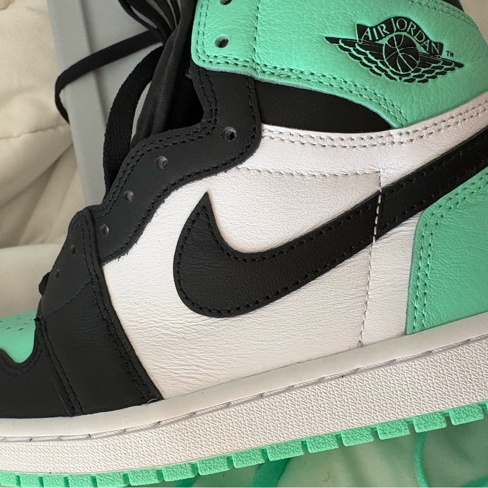 Air Jordan 1 Retro High OG ‘Green Glow’